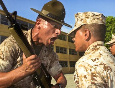 Βίντεο: Οι «Drill Instructors» των Αμερικανών Πεζοναυτών υποδέχονται το «νέο αίμα»